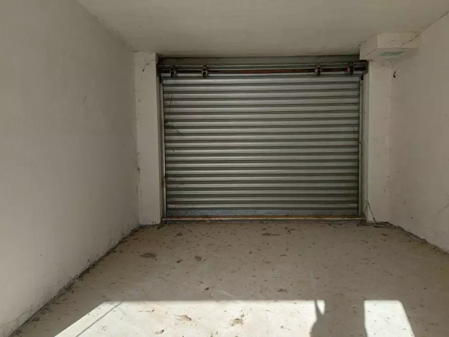 Immagine 6 di Negozio in vendita  in Via Raffaello Liberti, N. 64-66 a Roma