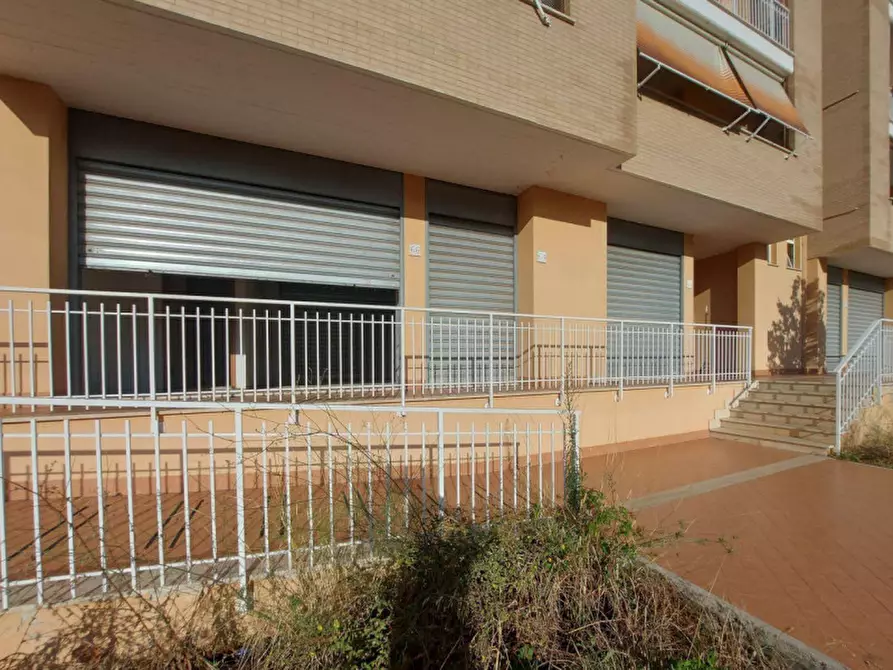 Immagine 8 di Negozio in vendita  in Via Raffaello Liberti, N. 64-66 a Roma
