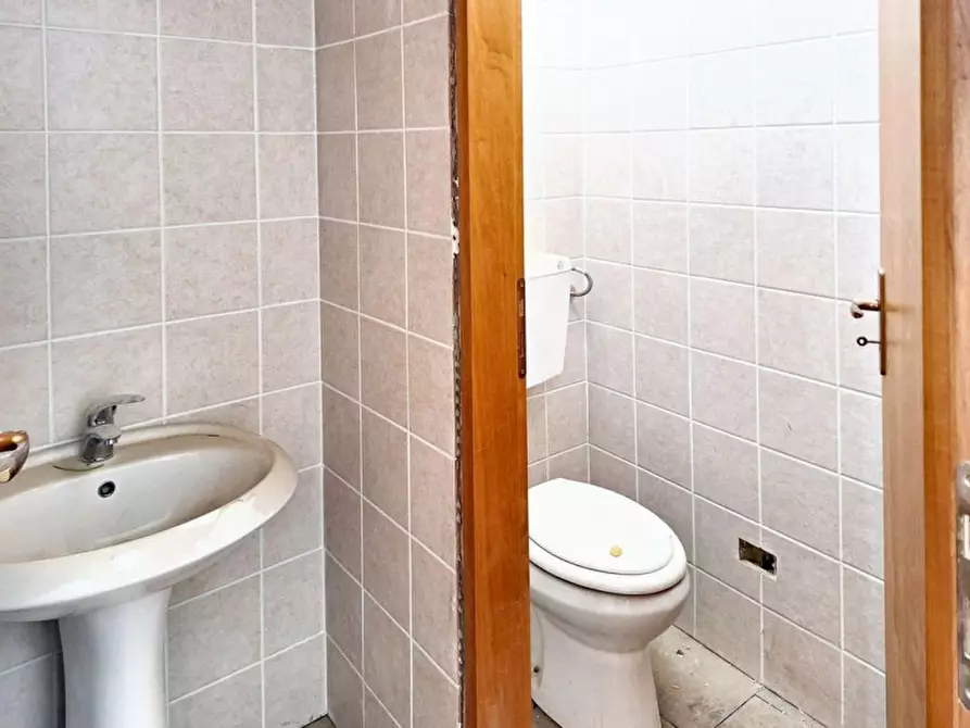 Immagine 3 di Negozio in vendita  in P.zza Unità d'Italia, N. 3 a Piazza Armerina