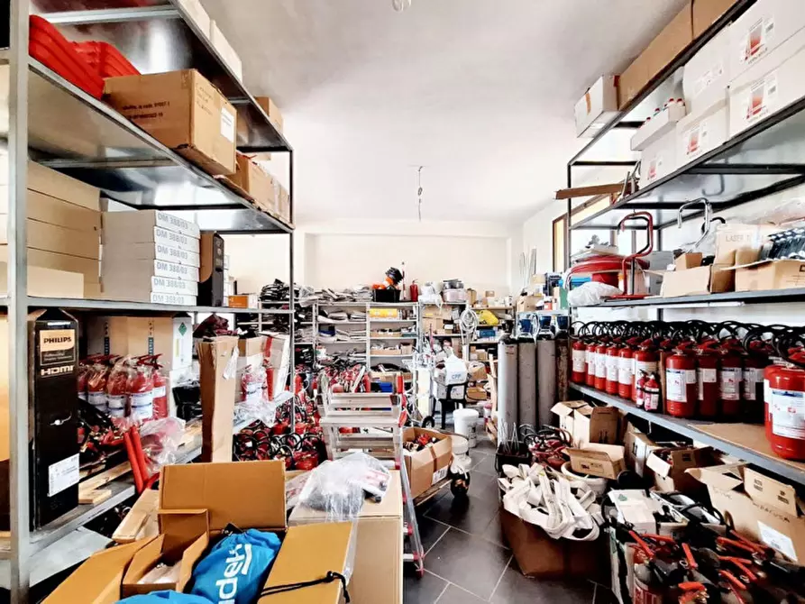 Immagine 2 di Negozio in vendita  in P.zza Unità d'Italia, N. 3 a Piazza Armerina