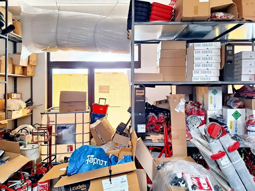 Immagine 4 di Negozio in vendita  in P.zza Unità d'Italia, N. 3 a Piazza Armerina