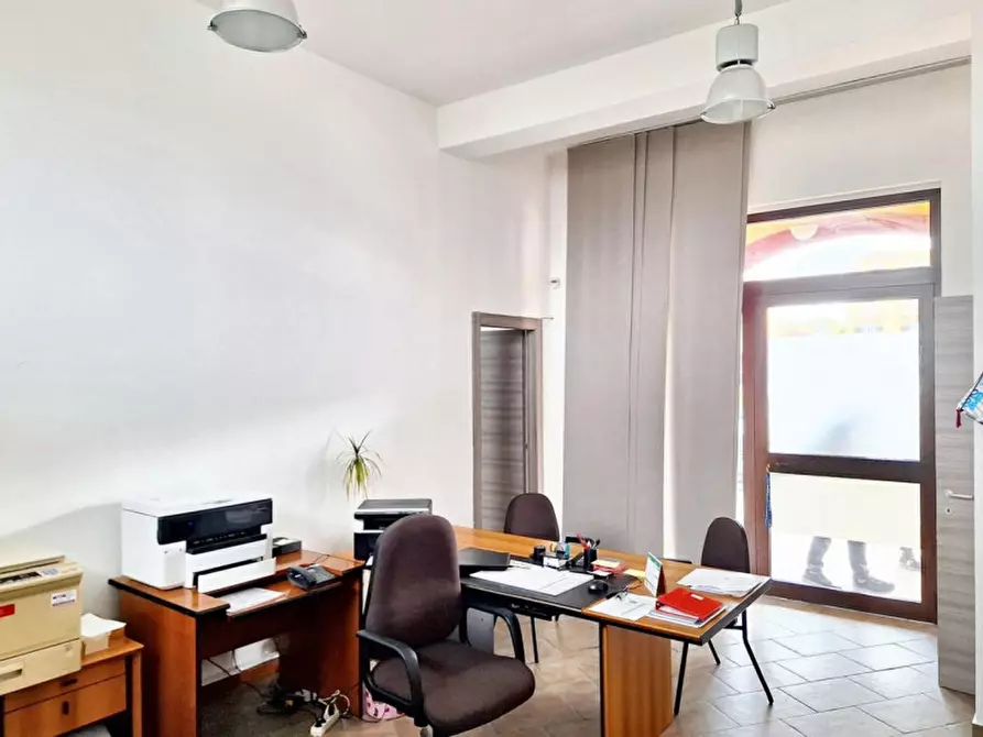 Immagine 1 di Negozio in vendita  in P.zza Unità d'Italia, N. 3 a Piazza Armerina