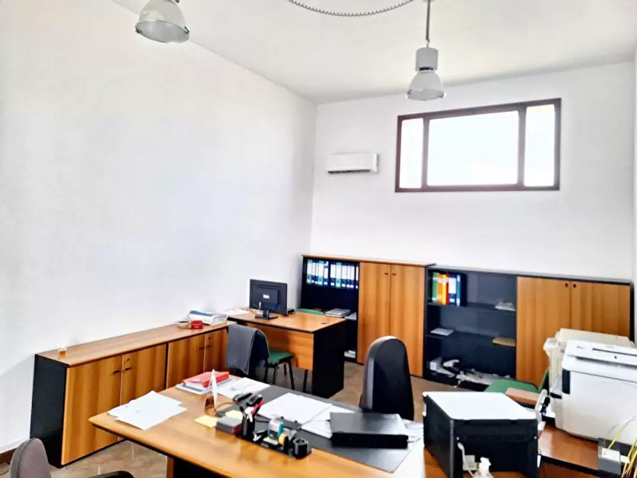 Immagine 5 di Negozio in vendita  in P.zza Unità d'Italia, N. 3 a Piazza Armerina