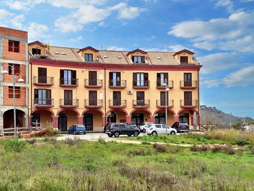 Immagine 19 di Negozio in vendita  in P.zza Unità d'Italia, N. 3 a Piazza Armerina