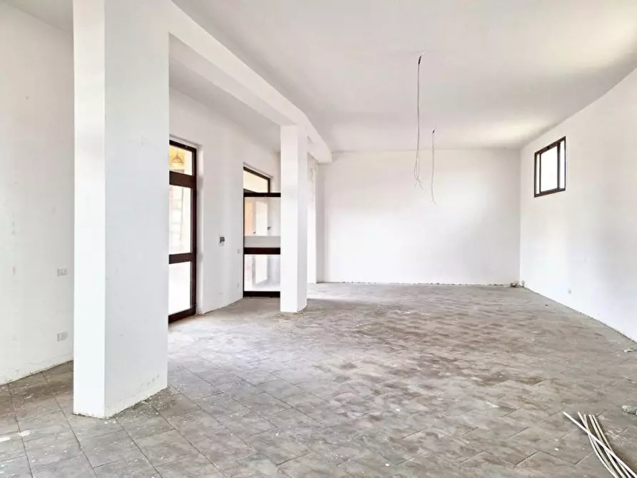 Immagine 2 di Negozio in vendita  in P.zza Unità d'Italia, N. 7 a Piazza Armerina