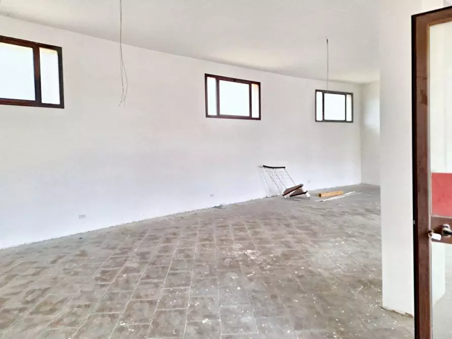 Immagine 3 di Negozio in vendita  in P.zza Unità d'Italia, N. 7 a Piazza Armerina