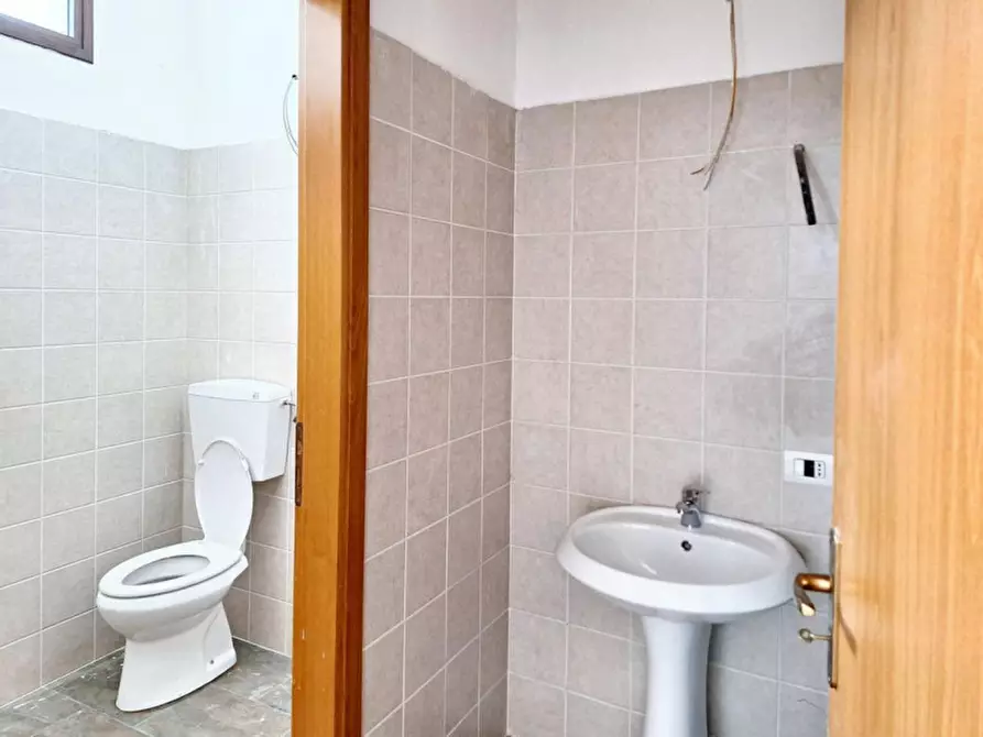 Immagine 4 di Negozio in vendita  in P.zza Unità d'Italia, N. 7 a Piazza Armerina