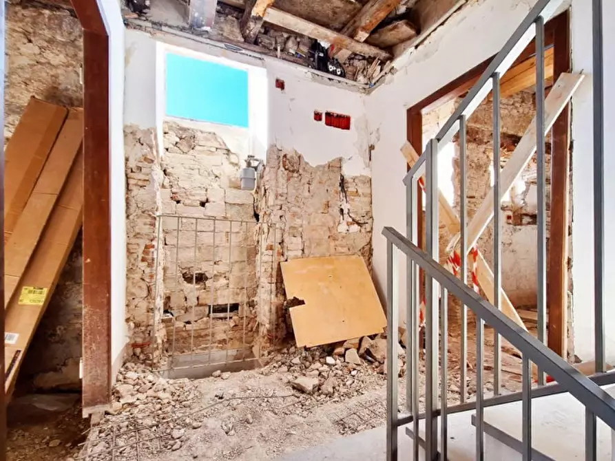 Immagine 10 di Ufficio in vendita  in Via Massei, N. 12 a Camerino