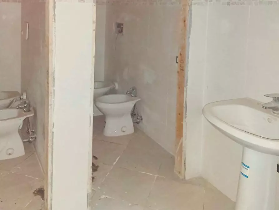 Immagine 10 di Attività commerciale in vendita  in Via Palombarese, N. Km 18,900 a Guidonia Montecelio