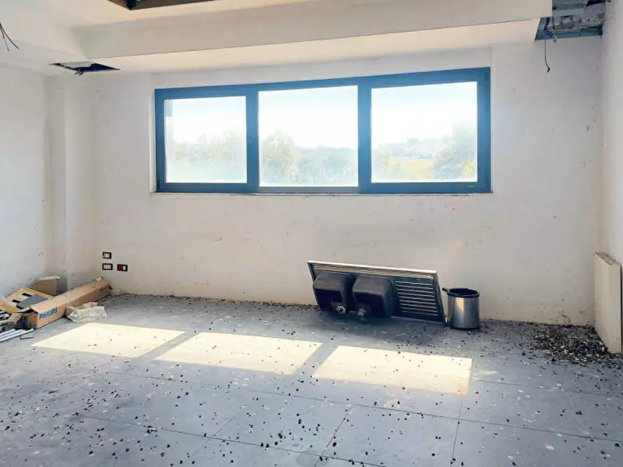 Immagine 21 di Attività commerciale in vendita  in Via Palombarese, N. Km 18,900 a Guidonia Montecelio