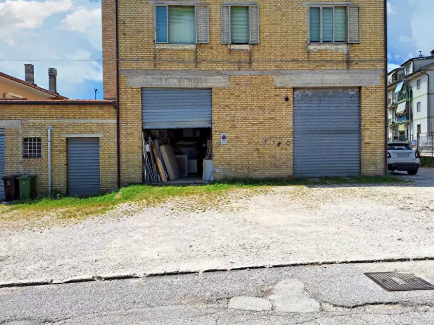 Immagine 1 di Magazzino in vendita  in Via Campo sportivo (Via della Libertà), N. snc a Comunanza