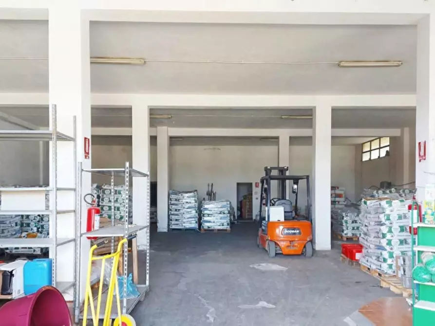 Immagine 2 di Negozio in vendita  in Via Stazione, N. 3 a Villamassargia