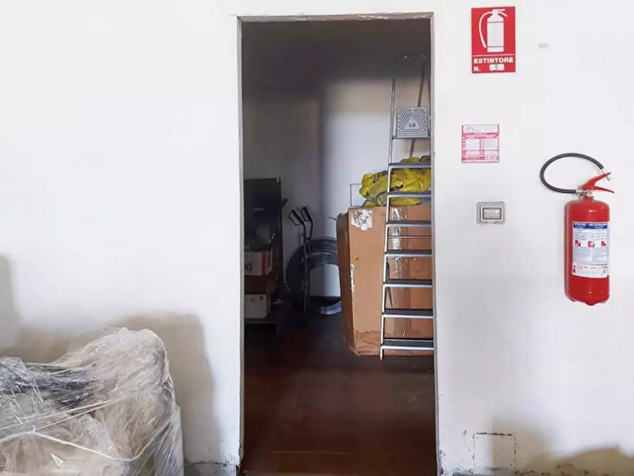 Immagine 6 di Negozio in vendita  in Via Stazione, N. 3 a Villamassargia