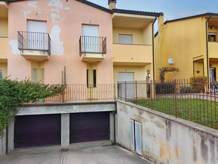 Immagine 3 di Villetta a schiera in vendita  in Via Calabria, N. snc a Gualdo Tadino