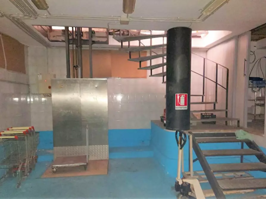 Immagine 11 di Negozio in vendita  in Via Emanuele Filiberto, N. 59 a Formia