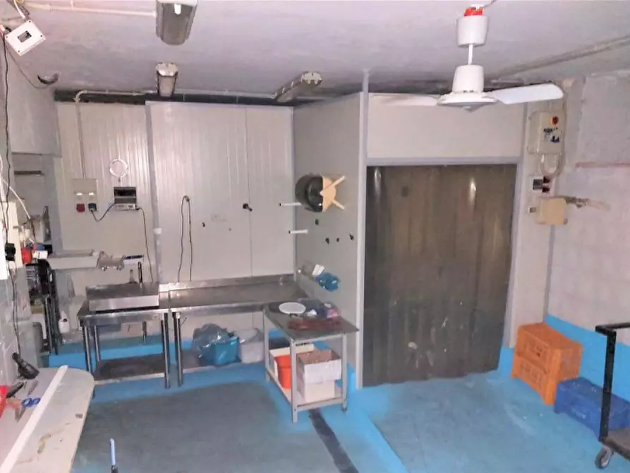 Immagine 13 di Negozio in vendita  in Via Emanuele Filiberto, N. 59 a Formia