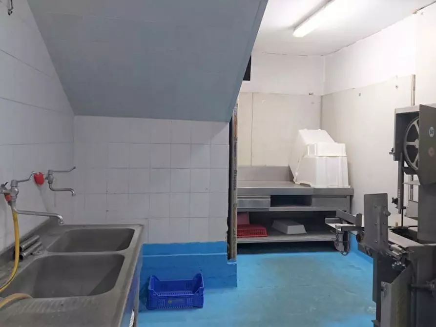 Immagine 16 di Negozio in vendita  in Via Emanuele Filiberto, N. 59 a Formia