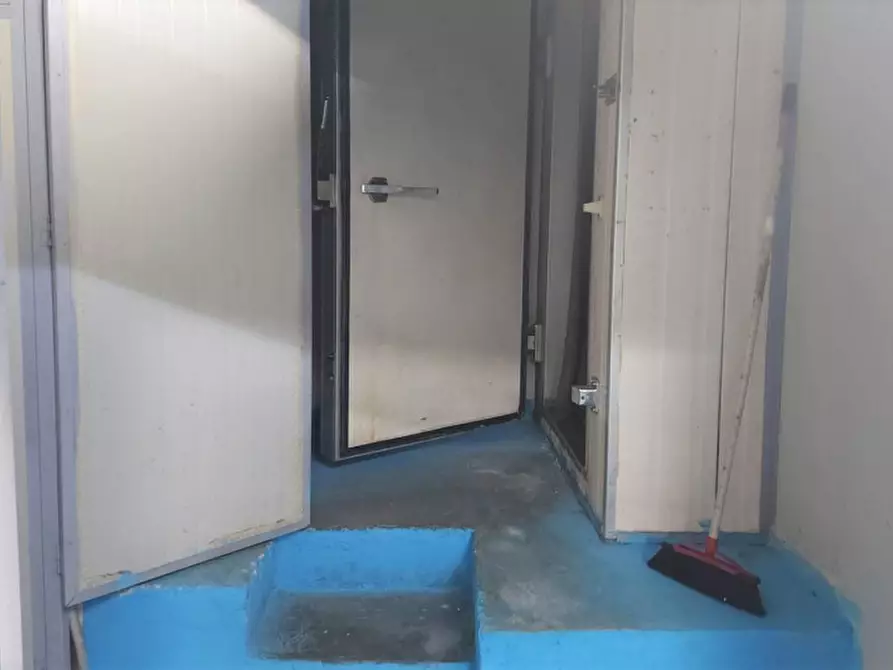 Immagine 17 di Negozio in vendita  in Via Emanuele Filiberto, N. 59 a Formia