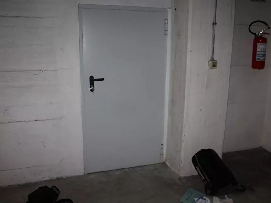 Immagine 1 di Cantina in vendita  in Viale Montegrappa, N. 278/E a Prato