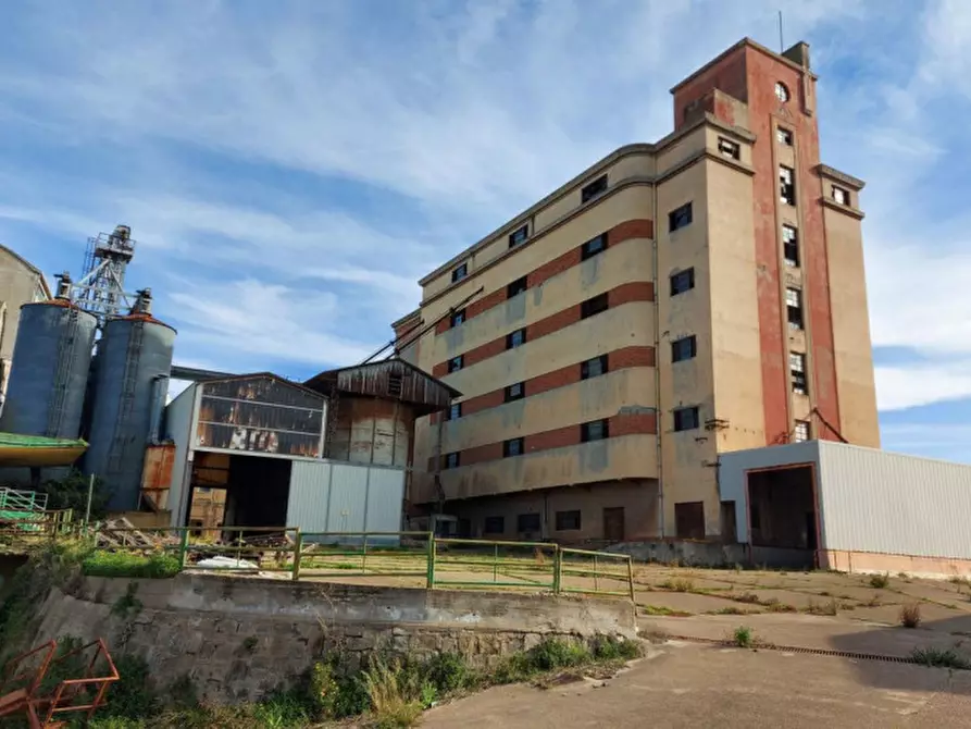 Capannone industriale in vendita in Viale Monastir, N. 50 a Cagliari