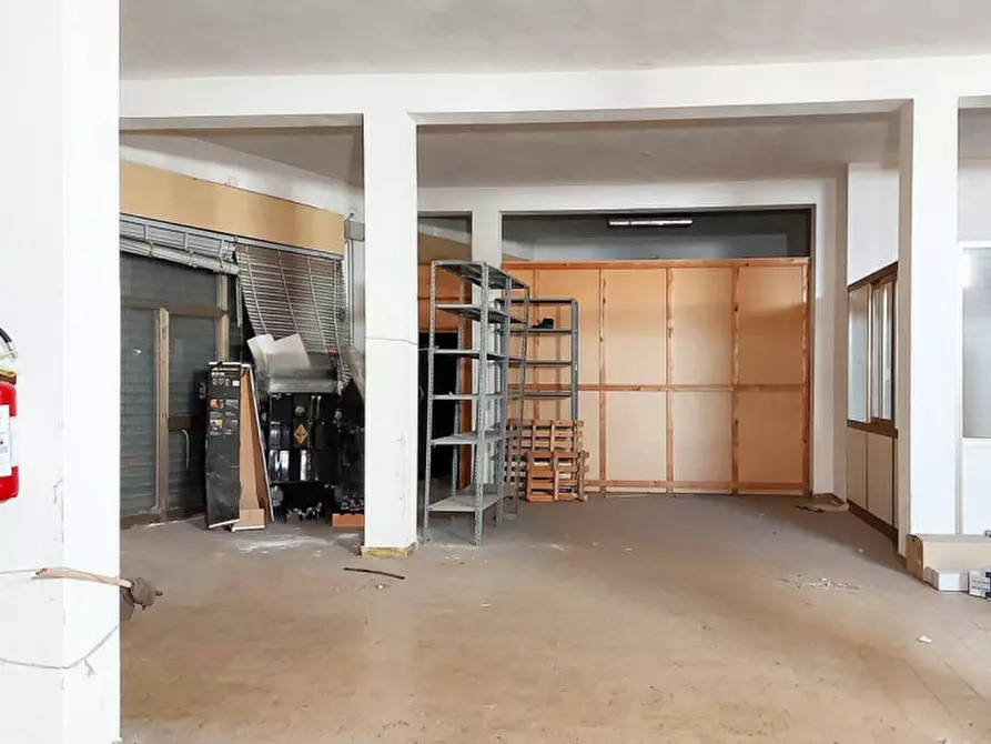 Immagine 3 di Negozio in vendita  in Via Boito, N. 4 a Capoterra