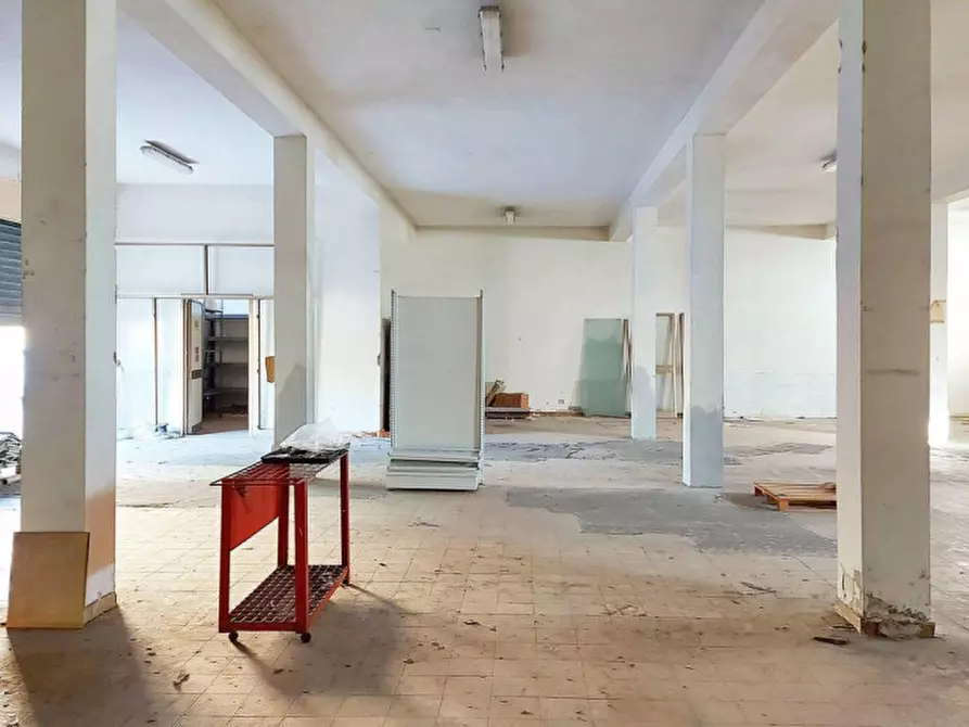 Immagine 10 di Negozio in vendita  in Via Boito, N. 4 a Capoterra