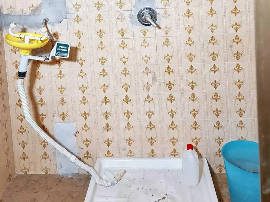 Immagine 12 di Negozio in vendita  in Via Boito, N. 4 a Capoterra