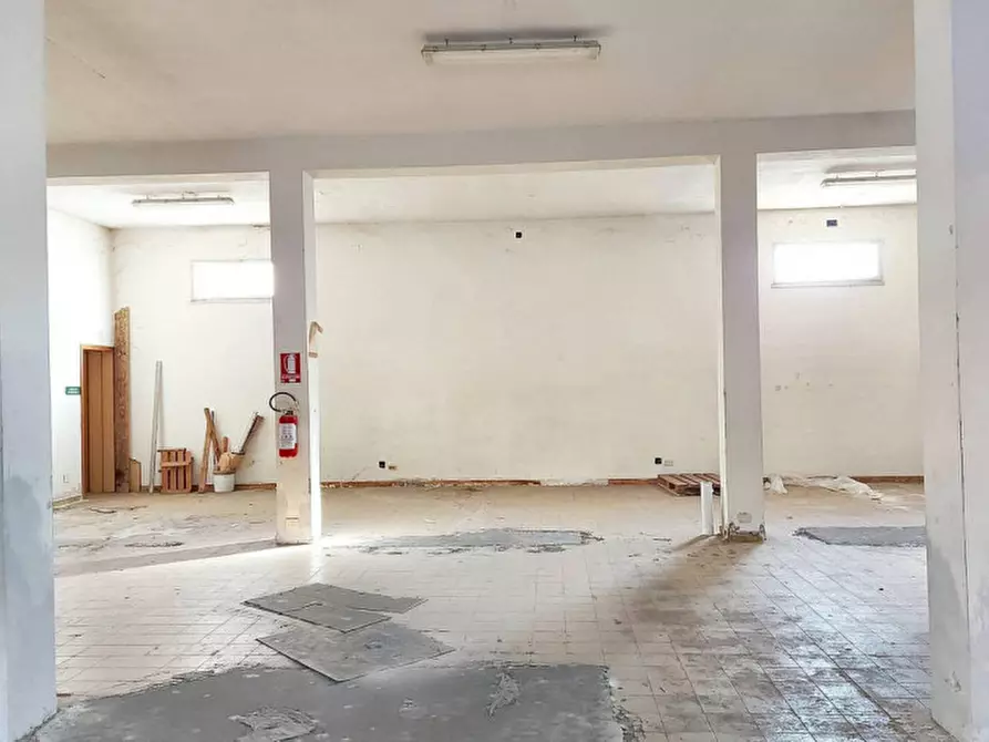 Immagine 14 di Negozio in vendita  in Via Boito, N. 4 a Capoterra