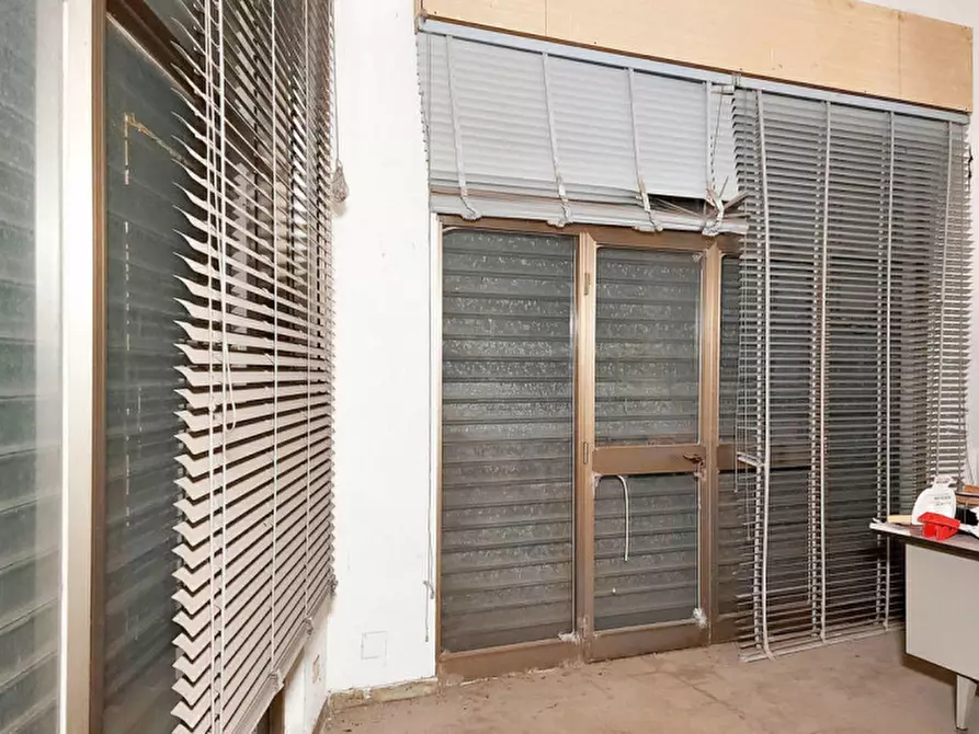 Immagine 15 di Negozio in vendita  in Via Boito, N. 4 a Capoterra