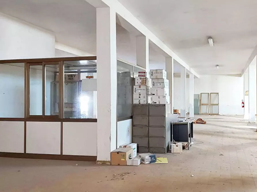 Immagine 19 di Negozio in vendita  in Via Boito, N. 4 a Capoterra