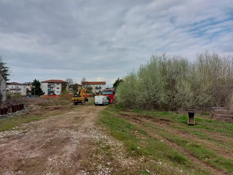 Immagine 5 di Terreno in vendita  in Viale Camisano, N. 103 a Vicenza
