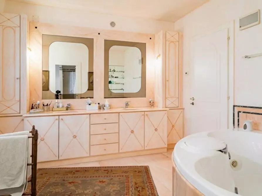 Immagine 11 di Villa in vendita  in Via Vittorio Alfieri, N. 53-55 a Chiampo