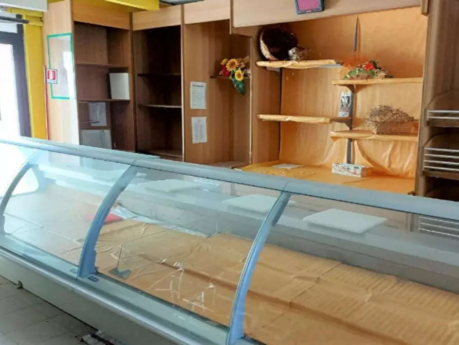 Immagine 3 di Negozio in vendita  in Via Dott. Luigi Trucchi, N. 9 a San Lorenzo Al Mare