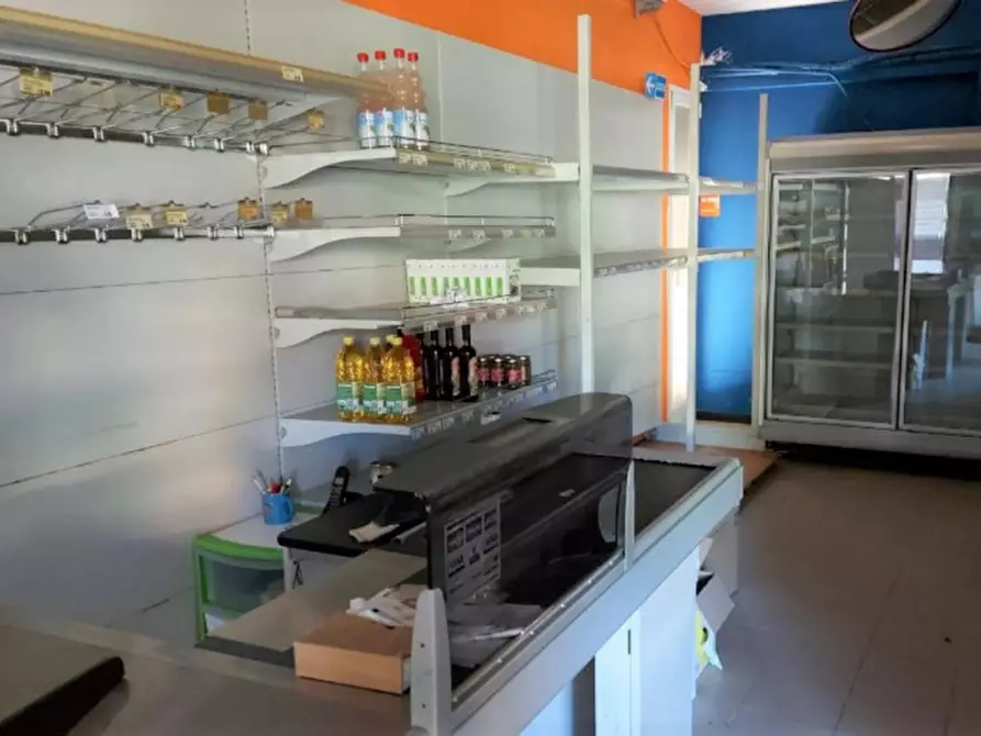 Immagine 3 di Negozio in vendita  in Via Dott. Luigi Trucchi, N. 7 a San Lorenzo Al Mare