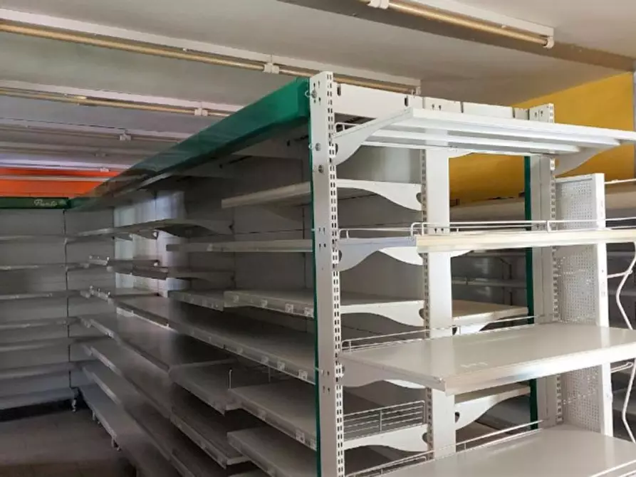 Immagine 4 di Negozio in vendita  in Via Dott. Luigi Trucchi, N. 7 a San Lorenzo Al Mare