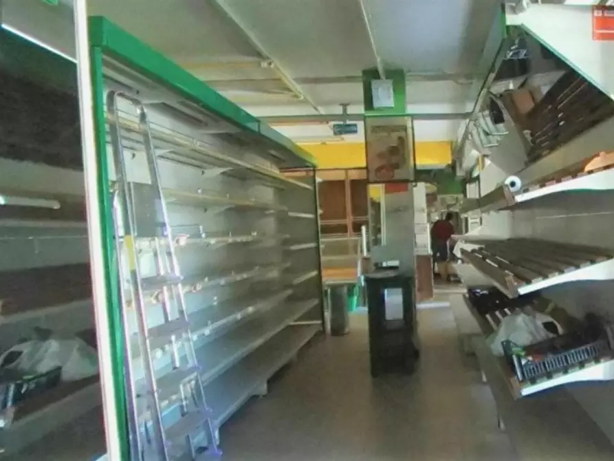 Immagine 5 di Negozio in vendita  in Via Dott. Luigi Trucchi, N. 7 a San Lorenzo Al Mare