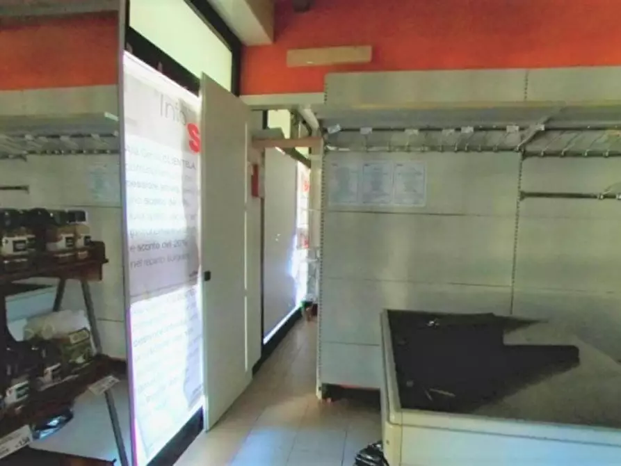 Immagine 7 di Negozio in vendita  in Via Dott. Luigi Trucchi, N. 7 a San Lorenzo Al Mare