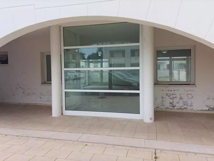 Immagine 1 di Negozio in vendita  in Viale Roma, N. 30G e 28 a Schio