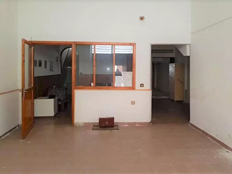 Immagine 5 di Negozio in vendita  in Via Trieste, N. 120 a San Donaci