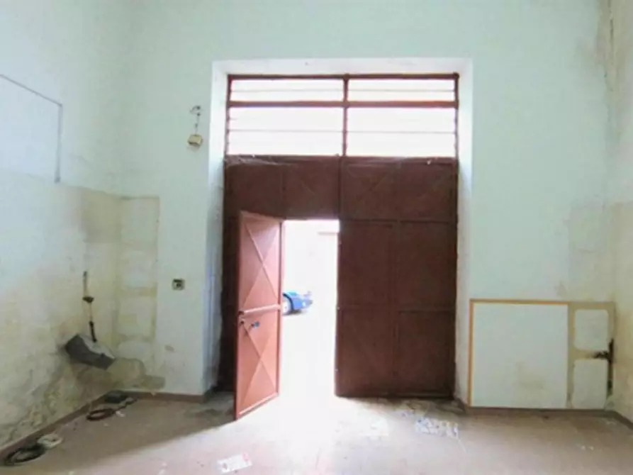 Immagine 7 di Negozio in vendita  in Via Trieste, N. 120 a San Donaci
