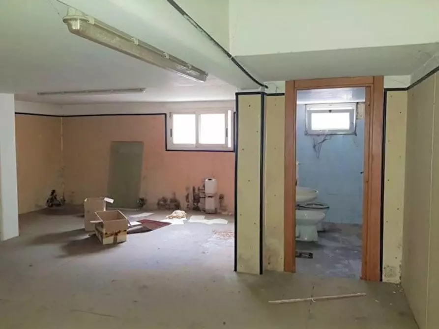 Immagine 13 di Negozio in vendita  in Via Trieste, N. 120 a San Donaci