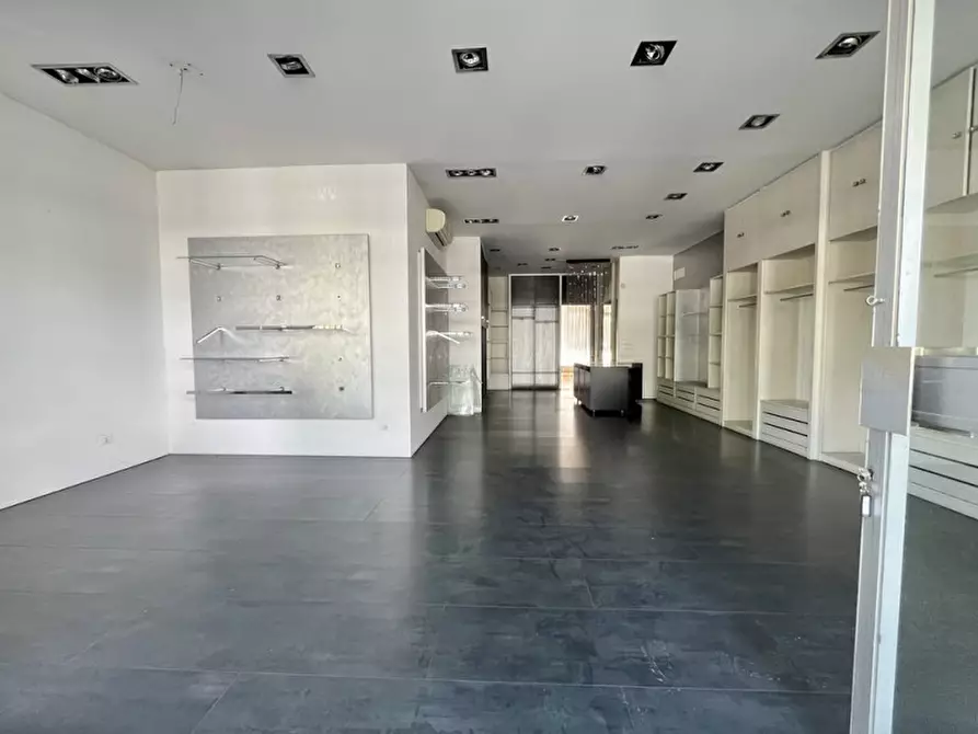 Immagine 1 di Negozio in vendita  in Via Michelangelo Buonarroti 12 a Tricesimo