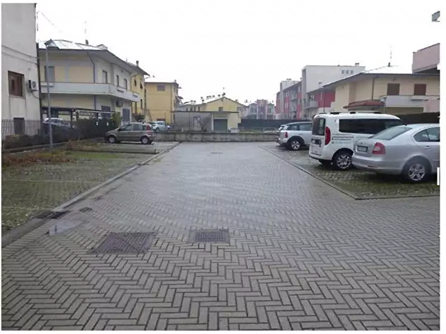 Immagine 6 di Posto auto in vendita  in via Palmiro Foresi, N. 176 a Pistoia