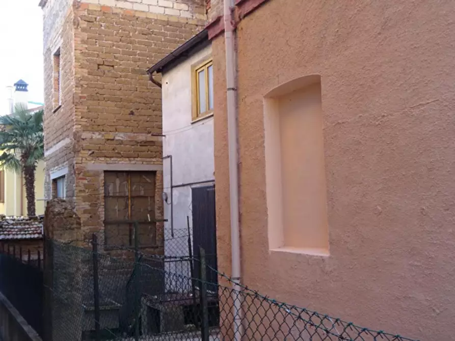 Immagine 11 di Villa in vendita  in Traversa delle Cartiere, N. 31 a Tolentino