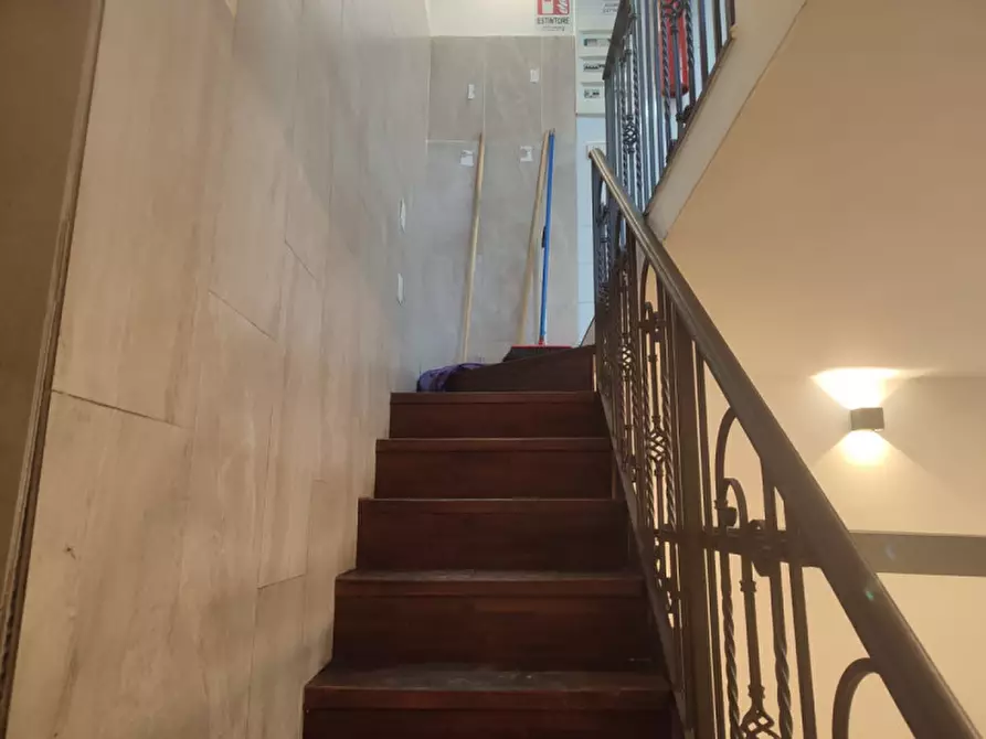 Immagine 5 di Attività commerciale in affitto  in Via Foria 138 a Napoli