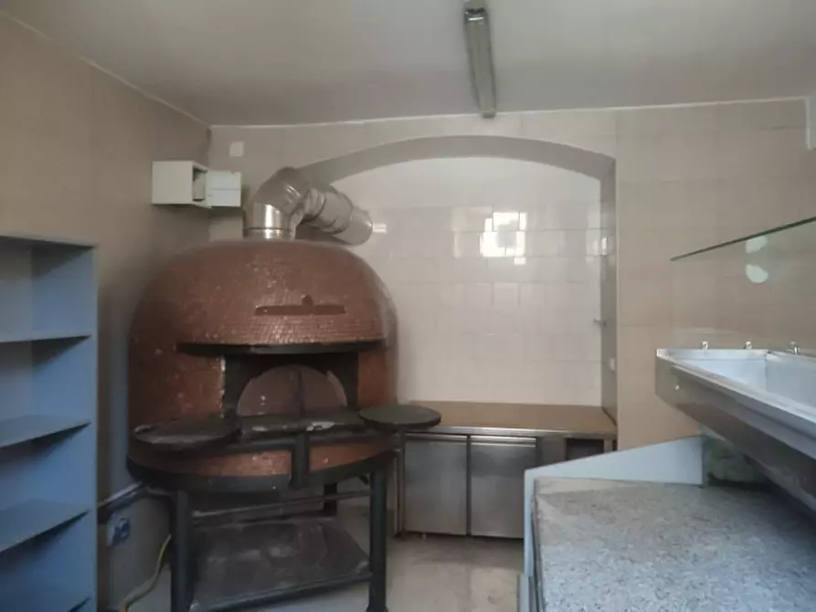 Immagine 8 di Attività commerciale in affitto  in Via Foria 138 a Napoli
