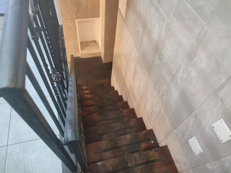 Immagine 15 di Attività commerciale in affitto  in Via Foria 138 a Napoli