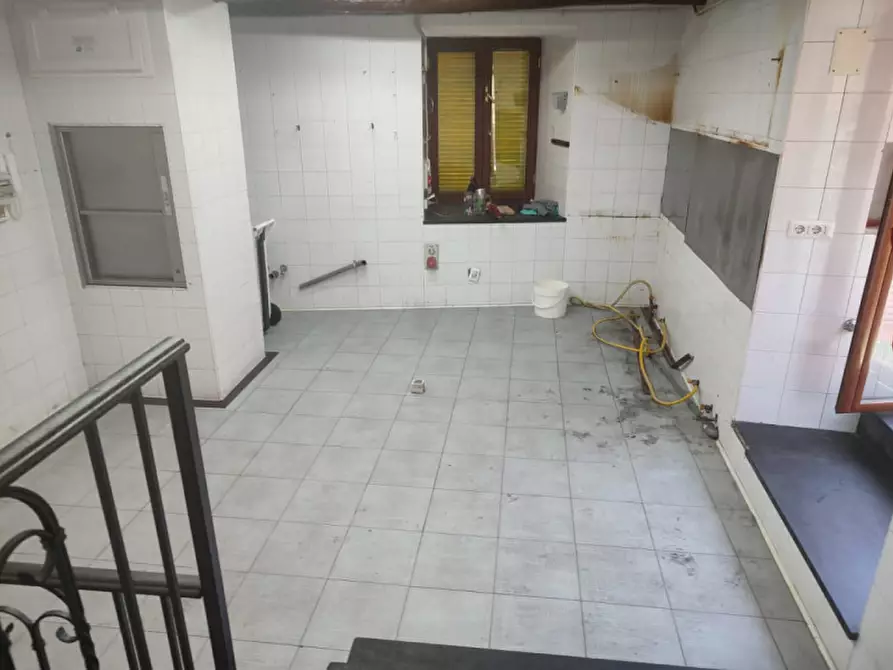 Immagine 16 di Attività commerciale in affitto  in Via Foria 138 a Napoli