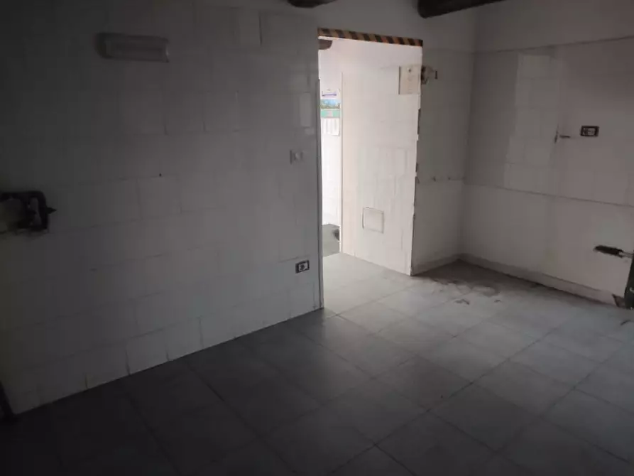 Immagine 17 di Attività commerciale in affitto  in Via Foria 138 a Napoli