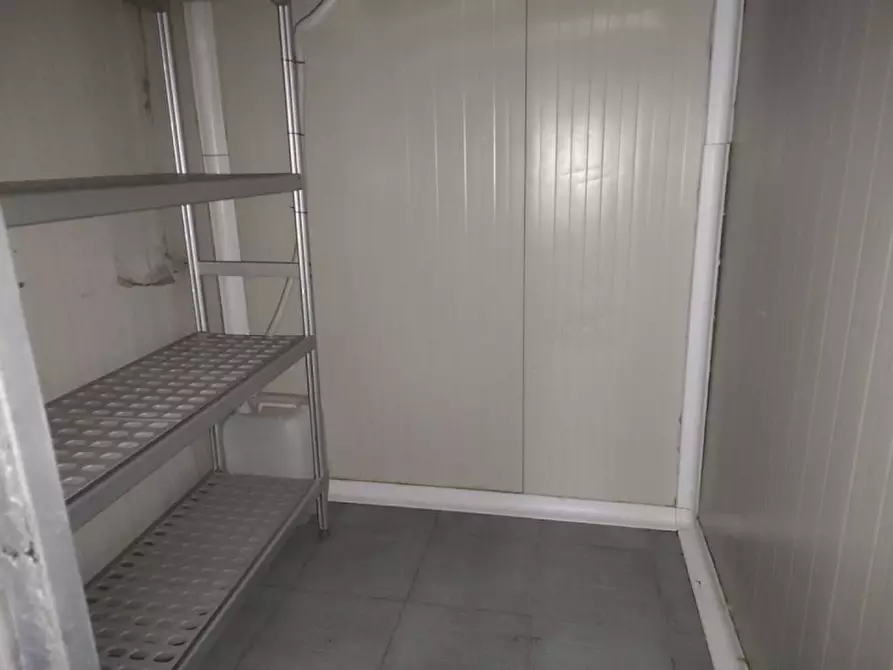 Immagine 24 di Attività commerciale in affitto  in Via Foria 138 a Napoli